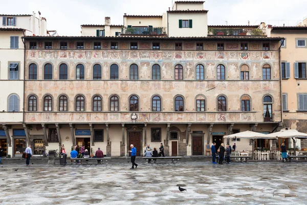 Menschen in der Nähe des Palastes auf der Piazza di Santa Croce — Stockfoto