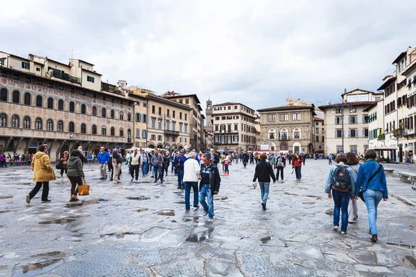 Människor på Piazza di Santa Croce i höstdag — Stockfoto