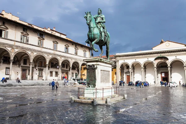 Památník na Piazza della Santissima Annunziata — Stock fotografie