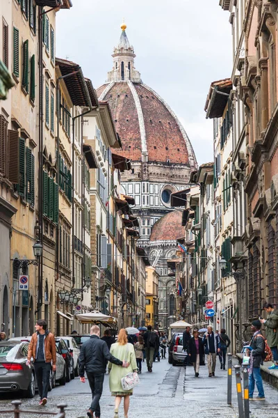 Personnes et vue de Duomo creux Via dei Servi — Photo
