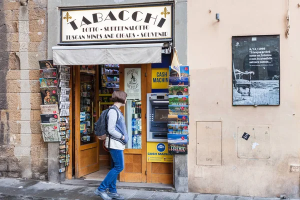 Turista cerca de quiosco Tabacchi en Florencia ciudad —  Fotos de Stock