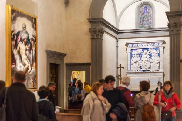 Visiteurs dans la chapelle Médicis de la basilique Santa Croce — Photo