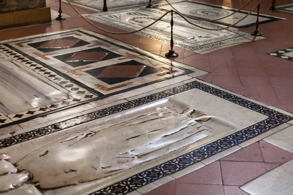 Гробницы на полу базилики Санта-Кроче — стоковое фото