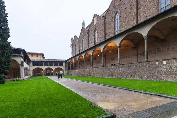 Арнольфо монастырь базилики Санта-Кроче в дождь — стоковое фото
