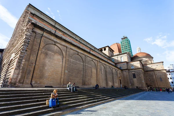 Mensen op de stappen van de Basilica di San Lorenzo — Stockfoto