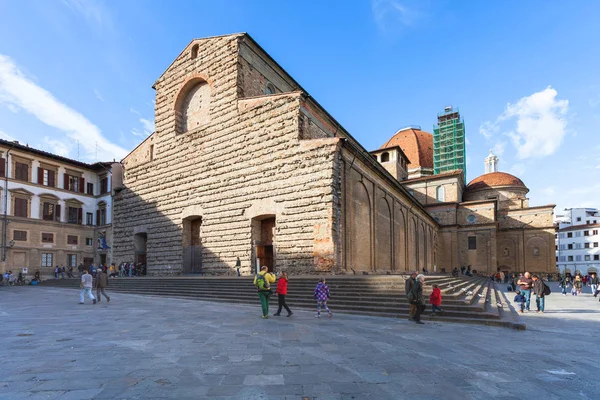 Toeristen in de buurt van Basilica di San Lorenzo in Florence — Stockfoto