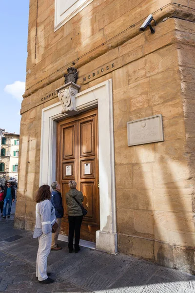 Tourists near doors of Medici Chapel in Florence — Stock Photo, Image