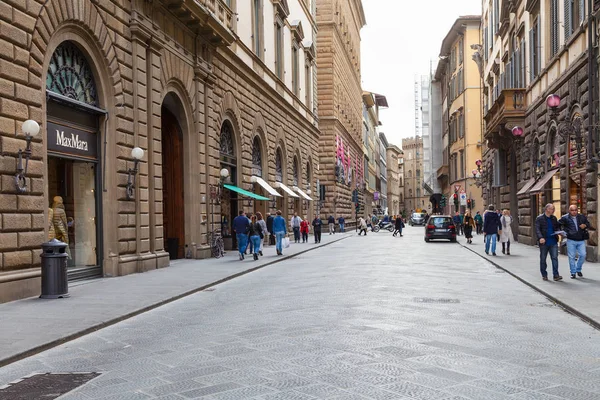 Toeristen op straat via de Tornabuoni in Florence — Stockfoto