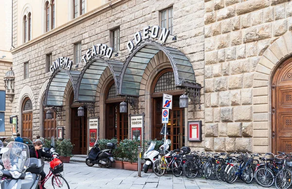 Personnes proches de cinéma urbain Odéon à Florence — Photo