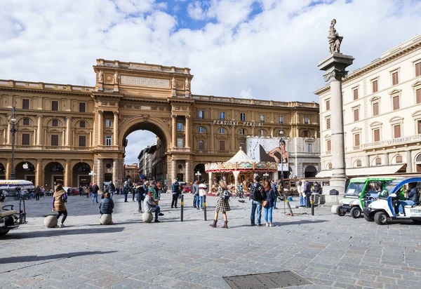 Tourists on Piazza della Repubblica in Florence — Stock Photo, Image