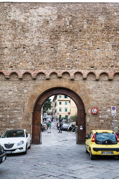 Stadspoort Porta San Miniato in stadsmuur in Florence — Stockfoto