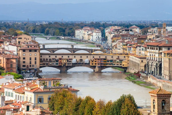 Floransa'daki Ponte Vecchio görünümünü yukarıda — Stok fotoğraf