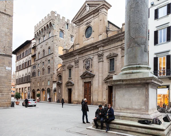 Sloupec spravedlnosti a bazilika Santa Trinita — Stock fotografie