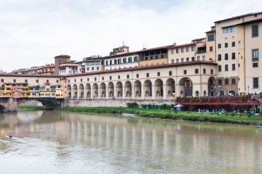 Arno Nehri'nin Vasari Koridor ve ponte vecchio