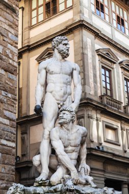 Herkül heykeli ve Cacus Piazza della Signoria üzerinde