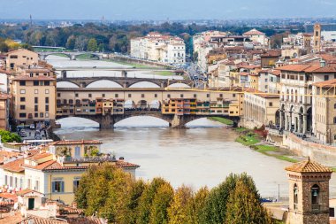 Ponte Vecchio Floransa şehir görünümünü yukarıda