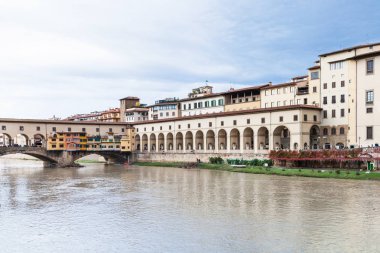 Arno boyunca Vasari Koridor ve ponte vecchio
