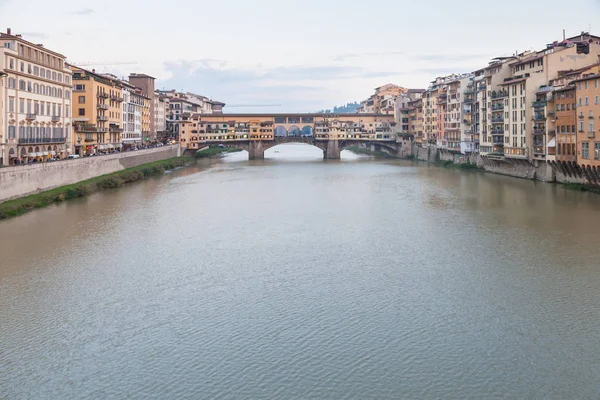 Arno rivier met Ponte Vecchio in schemering — Stockfoto