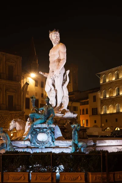 Neptunus i Florence city i natt fontän — Stockfoto