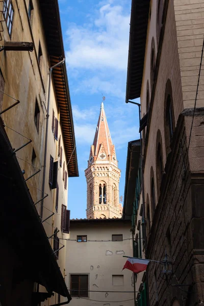 Glockenturm über alter Straße in Florenz-Stadt — Stockfoto