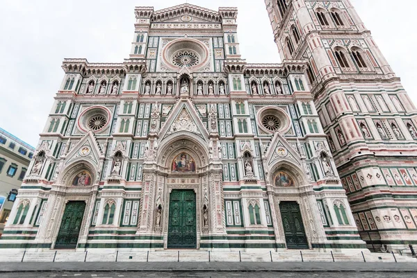 Przedniej części katedry we Florencji i campanile rano — Zdjęcie stockowe