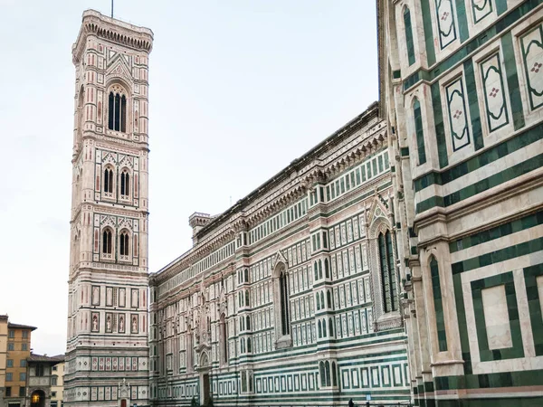 Duomo e Torre in Piazza del Duomo al mattino — Foto Stock
