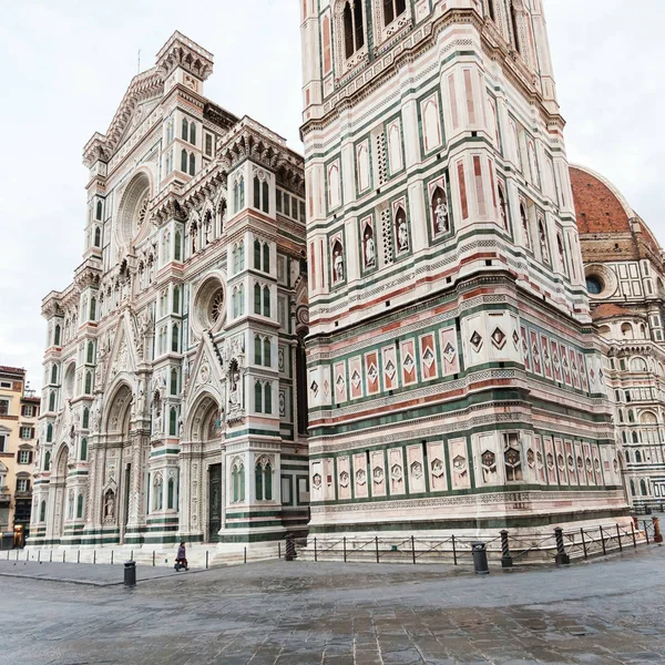 Campanile di Giotto e piazza del Duomoon al mattino — Foto Stock
