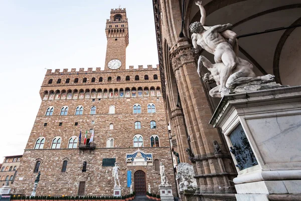 Statue in Loggia dei Lanzi and Palazzo Vecchio — 图库照片