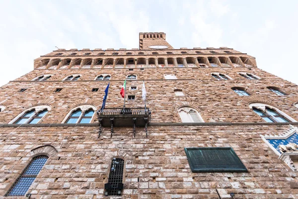 Undersidan av fasaden Palazzo Vecchio i morgon — Stockfoto