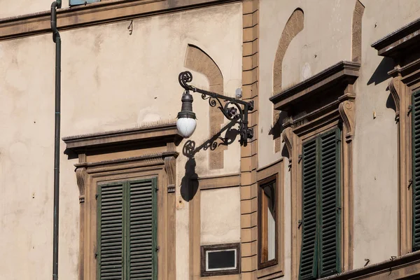 Фасад средневекового дома во Флоренции — стоковое фото