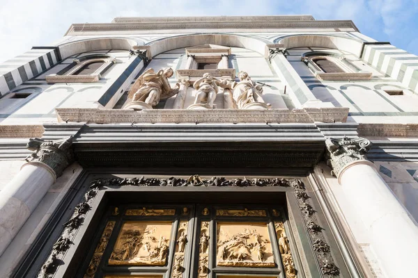 Fasáda křtitelnice s východní dveře ve Florencii — Stock fotografie