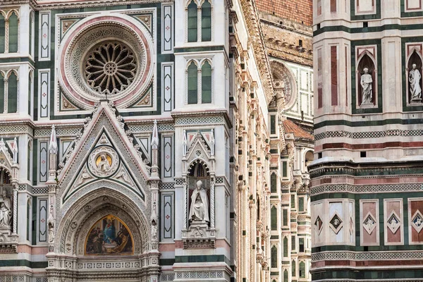 Dekorative Mauer aus Dom und Glockenturm in Florenz — Stockfoto