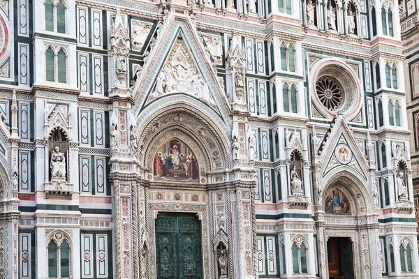Украшенный фасад собора Дуомо во Флоренции — стоковое фото