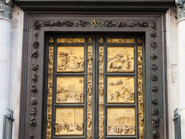 Venkovní dveře východ baptisterium ve Florencii — Stock fotografie