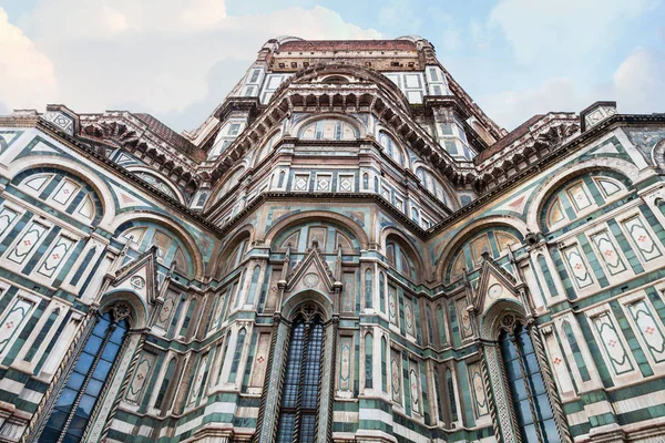 Zdobené zdi a okna katedrály ve Florencii — Stock fotografie