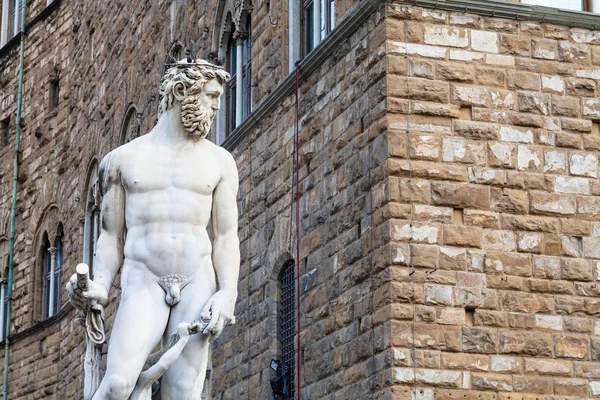 Postava Neptuna a zeď Palazzo Vecchio — Stock fotografie