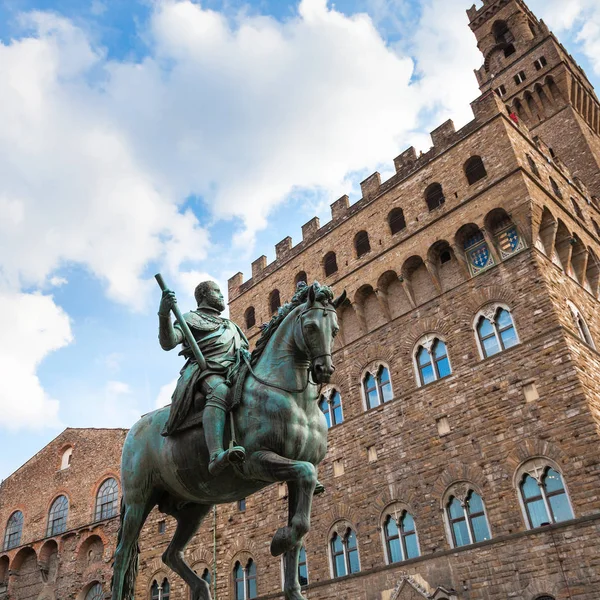 Monument van Cosimo I en muur van Palazzo Vecchio — Stockfoto