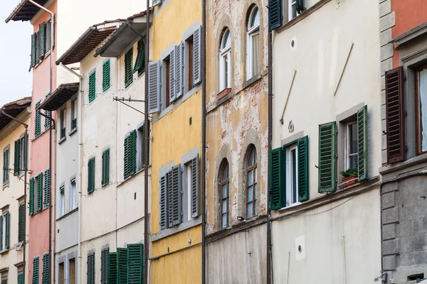 Elewacje starych domów shabby we Florencji — Zdjęcie stockowe