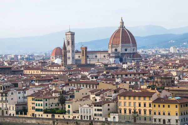 Vista del casco antiguo y Duomo en Florencia — Foto de Stock