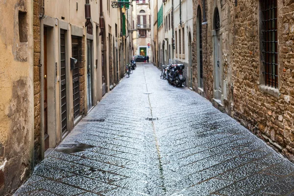 Rue humide dans le quartier résidentiel ville sous la pluie — Photo