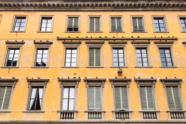 Gele gevel van de oude appartement huis in Florence — Stockfoto