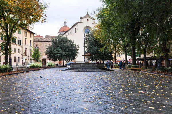 Piazza Santo Spirito com Basílica no outono — Fotografia de Stock