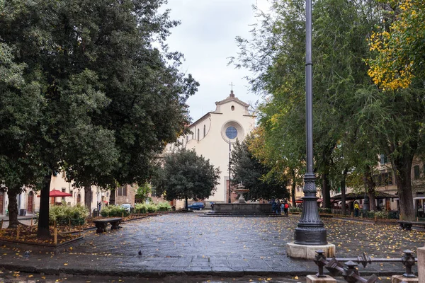 Piazza Santo Spirito z fontanną i bazyliki — Zdjęcie stockowe