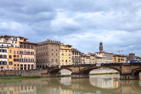 Ponte Santa Trinita πάνω από τον ποταμό Arno το φθινόπωρο — Φωτογραφία Αρχείου