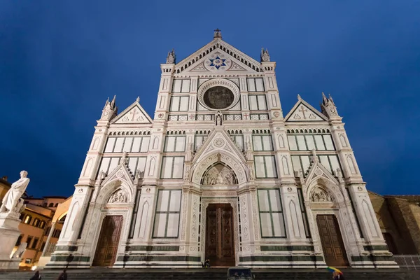 Fassade der Basilica di Santa Croce in der Nacht — Stockfoto