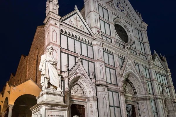 Statue von Dante und Basilika Santa Croce in der Nacht — Stockfoto