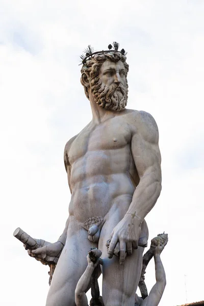 Статуя Нептуна фонтана Нептуна вблизи — стоковое фото
