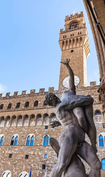 Socha znásilnění Sabine žen a Palazzo Vecchio — Stock fotografie