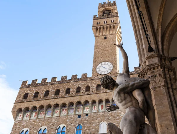 Scultura Stupro delle Sabine e Palazzo Vecchio — Foto Stock