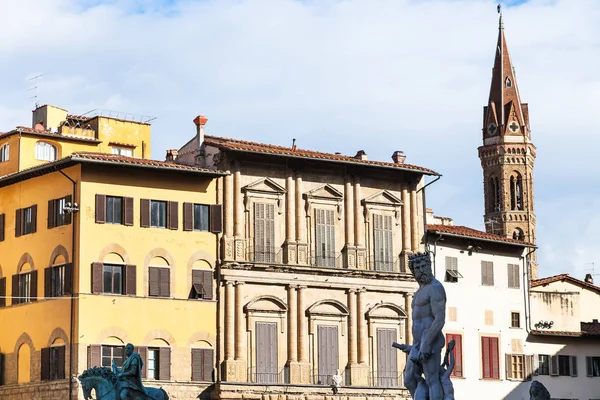 Rzeźby i domy na Piazza della Signoria — Zdjęcie stockowe